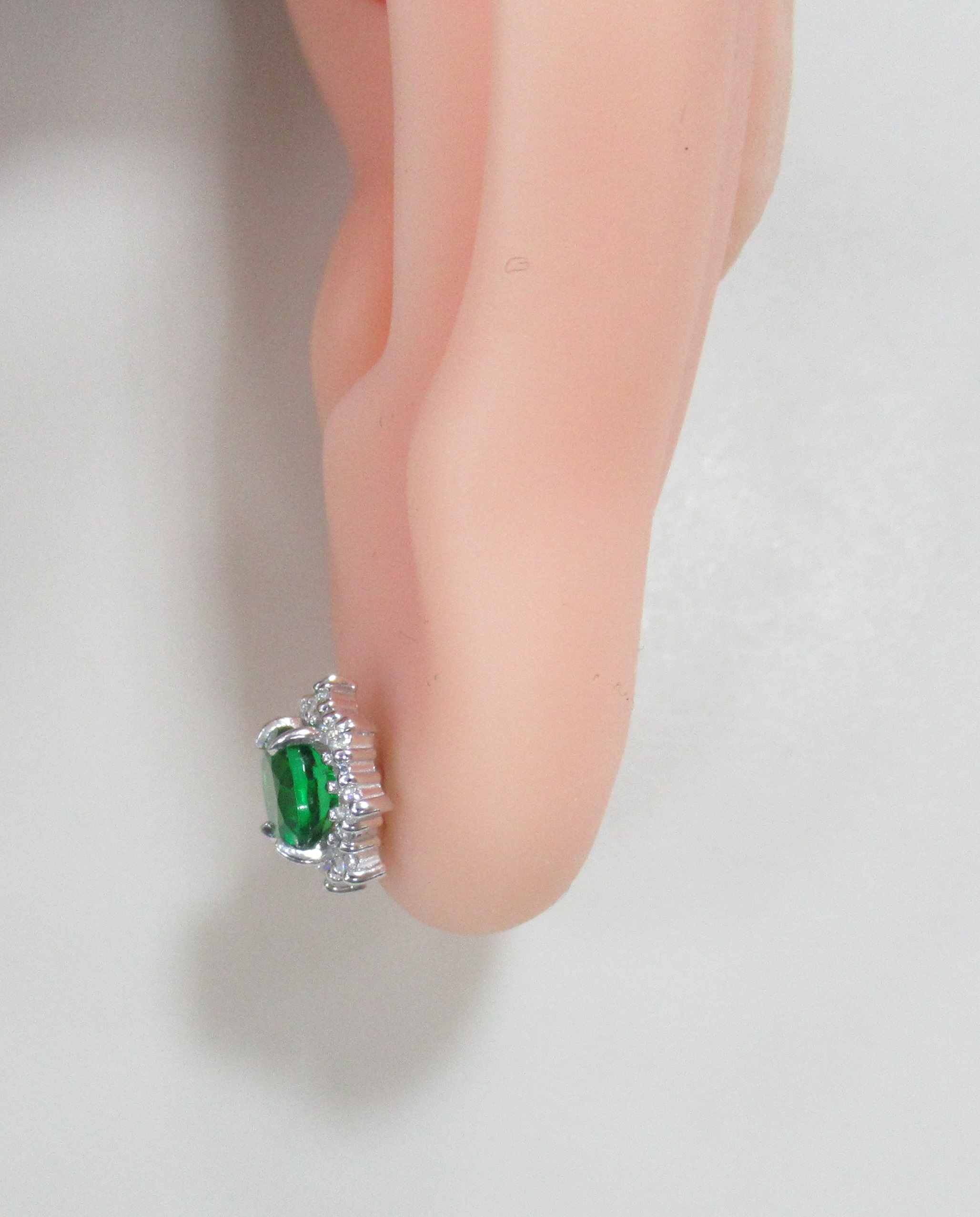 Серебряные серьги-пусеты с зелеными топазами